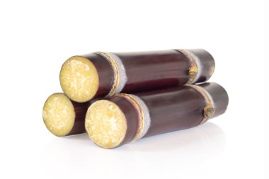 Kapalı şeker kamışı ve esmer şeker beyaz zemin üzerinde izole