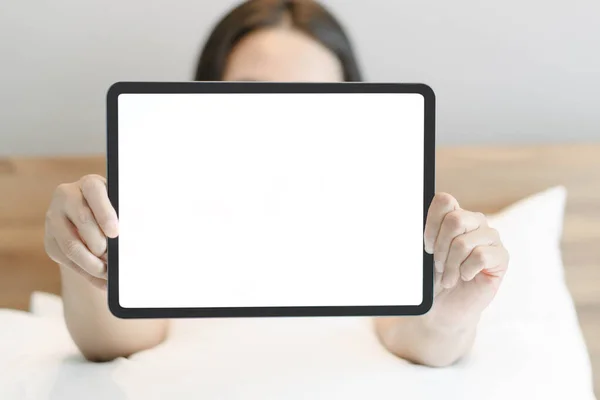 Femme Main Tenant Avec Une Tablette Numérique Sur Lit — Photo