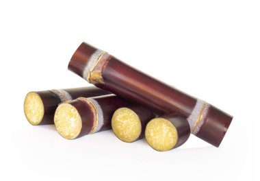 Kapalı şeker kamışı ve esmer şeker beyaz zemin üzerinde izole