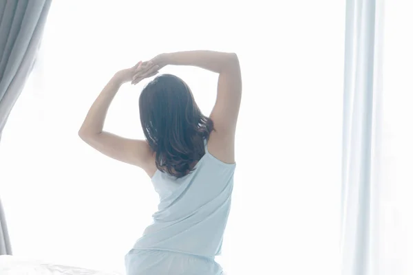 Close Vrouw Zitten Het Bed Stretching Het Wakker Worden Voor — Stockfoto