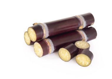 Kapalı şeker kamışı ve esmer şeker beyaz zemin üzerinde izole