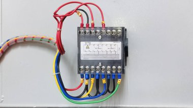 Detaylı elektrik kabloları, modern güç ve dağıtım sistemlerinde mühendislik ve elektrik tasarımı çözümleri için ideal, sanayi standartları ve titiz bağlantıları gösteriyor.