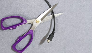 USB kablosunu koparmak üzere olan makasın sembolik sahnesi, teknolojik eskimeyi, bağlantısızlığı ya da gerekli değişiklikleri temsil ediyor..