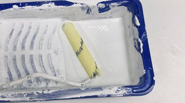 Bir boya silindiri ve tepsinin ilham verici yakın plan çekimi ev dönüşümünün ve yaratıcı DIY projelerinin özünü yakalıyor. Bir sonraki yenileme için mükemmel..