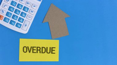 Mali durumunuzu kontrol altında tutun! Gecikmiş faturalar ve artan maliyetler için görsel metafor. Mali hizmetler, muhasebe ve iş içeriği için ideal.