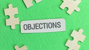 İşletme itirazlarını yenilikçi çözümlerle kafa kafaya verin. Bulmaca parçaları canlı yeşil bir tuval üzerindeki bağlantıyı ve büyümeyi sembolize eder.