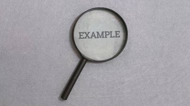 Detaylı incelemeyi sembolize eden güçlü bir kavram ve örneğin üzerinde bir büyüteç kullanarak anahtar kanıt bulmak.