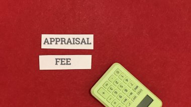 Değerlendirme ücreti kavramı, finans veya gayrimenkul işlemlerinde mülkiyet fiyatlarının hesaplanmasının gerekliliğini vurgulayan açık yeşil bir hesap makinesinin yanındaki terimleri heceleyen kağıt etiketleri kullanılarak açıkça gösterilmektedir..