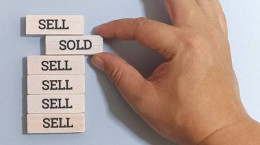 İş stratejisi ve büyüme için satılan ahşap blokların elle düzenlenmesi