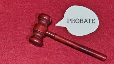 Gavel ve vasiyet belgesi etiketli beyaz konuşma balonu zengin kırmızı keçeye karşı betimlenen miras davaları ve yargı otoritesini sembolize ediyor..