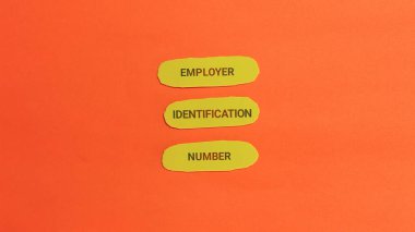 Turuncu arka planda işverenin kimlik numarasının yazılı olduğu üç sarı etiket, işletme kaydı ve vergi işlemlerini simgeliyor..