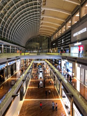 19 Şubat 2026, Singapur. Marina Körfezi Sands Mağazaları 'nda lüks alışveriş merkezleri, kıvrımlı bir cam tavan, Çin Yeni Yıl Dekorasyonları ve pek çok üst düzey mağazalar.