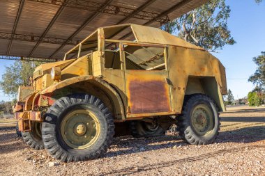İkinci Dünya Savaşı 'ndan kalma antika bir keşif aracı. 4WD kamyonu artık kullanılmıyor ve penceresi yok. Queensland, Avustralya' da bir taşra kasabasında bakımsız durumda..