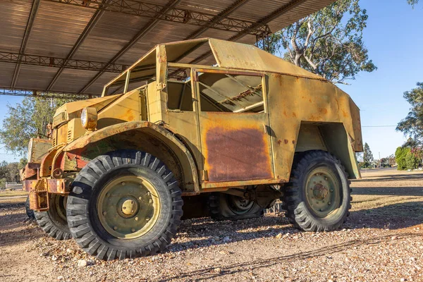 İkinci Dünya Savaşı 'ndan kalma antika bir keşif aracı. 4WD kamyonu artık kullanılmıyor ve penceresi yok. Queensland, Avustralya' da bir taşra kasabasında bakımsız durumda..
