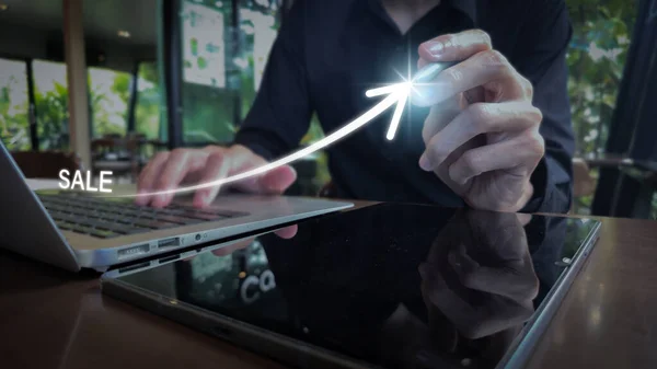 Laptop ve Dokunmatik Ekran Etkileşimi ile Dijital Satış Büyütme Oku