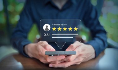 Smartphone Ekranında 5 Yıldızlı Müşteri Denetimi