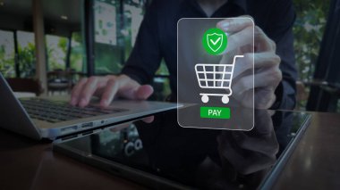 Laptop ve Yeşil Kalkan Simgesi ile Güvenli Çevrimiçi Alışveriş Arayüzü