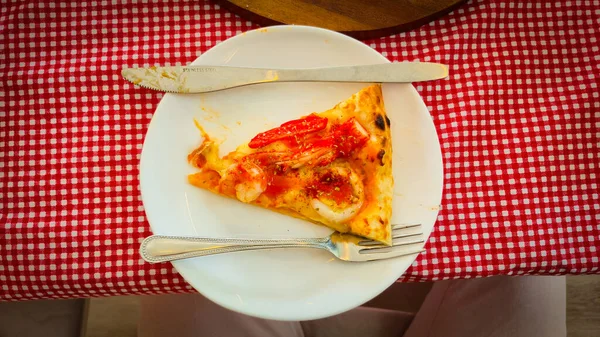 Çatal bıçaklı karidesli pizza dilimi