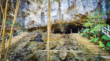 Tham Aen Mağarası 'nın Thakhek, Laos girişi.