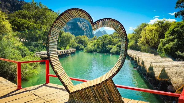 Tha Falang Gölü, Thakhek, Laos 'a bakan Kalp Şekli Bambu Çerçevesi