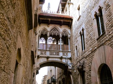 Barselona 'da. İspanya. Ekim 2025. Gotik Çeyrek 'in göbeğinde bulunan ikonik Gotik Pont del Bisbe Bishops Köprüsü. Bu neo-gotik köprü, mimar Joan Rubio i Bellver tarafından tasarlandı.