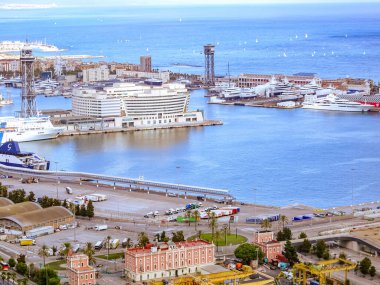 Barselona, İspanya. 5 Ekim 2025. Dünya Ticaret Merkezi binası, yolcu gemileri, ikonik teleferik kulesi Torre de Jaume I ve dağılmış botlarla Barcelona Limanı 'nın panoramik görüntüsü.