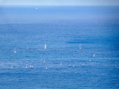 Düzinelerce küçük yelkenli yelkenli Akdeniz 'in sakin mavi sularına bir yelkenli yarışı ya da yelkenli yarışı sırasında dağıldı..