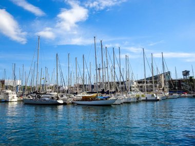 Barselona, İspanya. 6 Ekim 2025. Yatlar ve yelkenliler güneşli bir günde Port Vell limanına yanaştı..