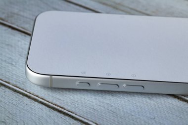 Yılan pençesi. Polonya. 7 Kasım 2025. Pürüzsüz metalik yüzeyi ve modern minimalist tasarımı gösteren iPhone 17 Pro yan düğmeleri.