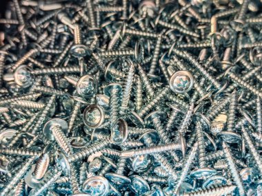 Çamaşır makineli bir yığın gümüş vida. Endüstriyel yapı, inşaat, onarım veya donanım konsepti için mükemmel. Metalik yansımalı makro çekim.