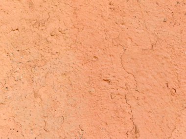 Doğal pürüzlü yüzeyi ve ince çatlakları olan bej desenli duvarlara yakın plan. Asgari tasarım, eko markalaşma ve web düzeni için uygun nötr soyut arkaplan.