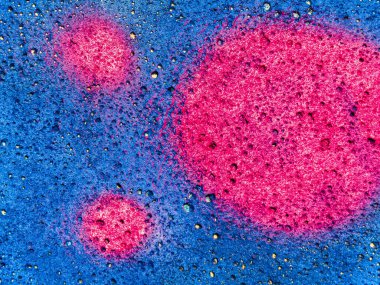 Mavi ve pembe sıvı dokuya ve hava kabarcıklarına sahip soyut bir arka plan. Fütürist ve bilimsel hisleri olan renkli organik desen.