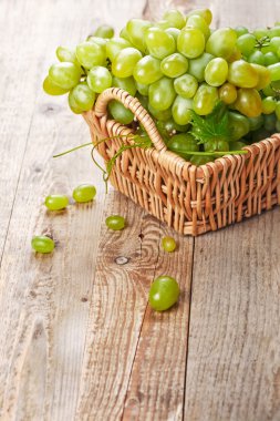 Yeşil üzüm meyveleri vintage hasır sepet