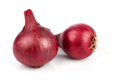 beyaz zemin üzerine iki kırmızı soğan