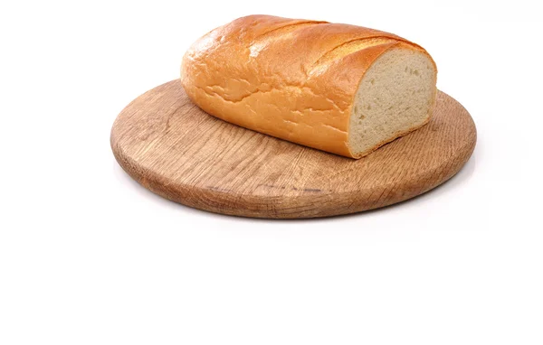 Vers brood op houten plank geïsoleerd wit — Stockfoto