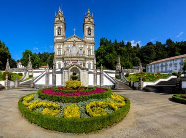 Bom Jesus, Braga 'da muazzam barok merdivenleri, süslü fıskiyeleri, heykelleri ve açık mavi gökyüzünün altında ışıl ışıl çiçeklerle dolu teraslı bahçeleriyle tek başına tapınak yapar.