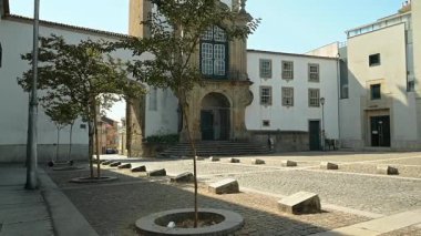 Portekiz 'in tarihi şehir merkezi Braga' da güneşli bir günde manastır dos capuches olarak da bilinen tarihi santo Antonio manastırının dış görünüşünü ortaya koyuyor.