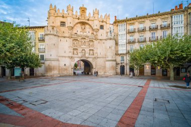 Arco de Santa Maria, Burgos şehir merkezinde gururla duran tarihi bir zafer kemeri. Karmaşık heykelsel detaylar ve ortaçağ mimarisi sergiliyor.