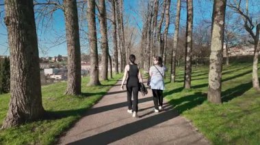 Anne ve kızı Santiago de Compostela 'da güzel bir yolda yürüyor ve sarılıyor, bir anlık bağlantının, farkındalığın ve sağlıklı bir yaşamın tadını çıkarıyorlar.