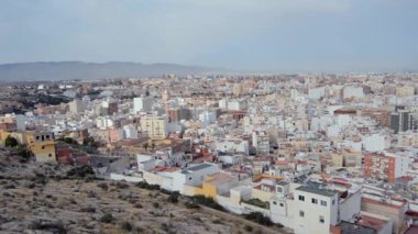 Çeşitli mimariye sahip yoğun nüfuslu bir kentsel alanın havadan görünüşü.