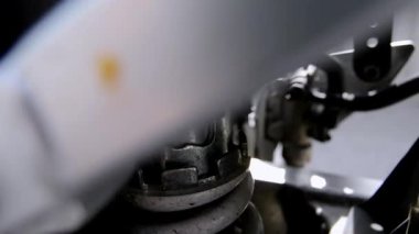 Bobin yayı olan motosiklet süspansiyon sisteminin yakın çekimi.