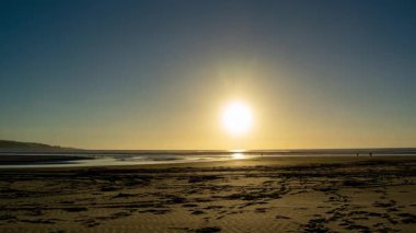 Ocak 2017 'de Yeni Zelanda' daki 90 Mil Plajı 'nda hareketli dalgaları, bulutları ve manzaralı kıyı güzelliklerini gösteren zaman çizelgesi..