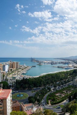 Limanı, mavi denizi ve yeşil parkları olan kıyı şehrinin havadan görünüşü