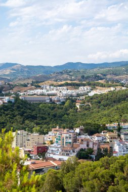 Yeşillik ve dağlarla bezenmiş bir dağ manzarası..