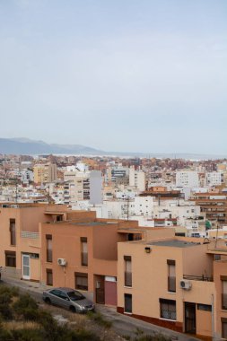 Bej renkli binalarla Akdeniz şehir manzarası.