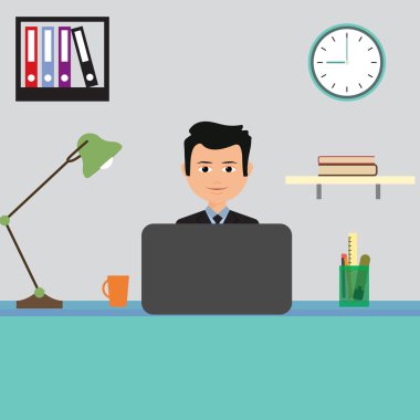 Dizüstü ofisteki çalımakta mutlu gülümseyen iş adamı