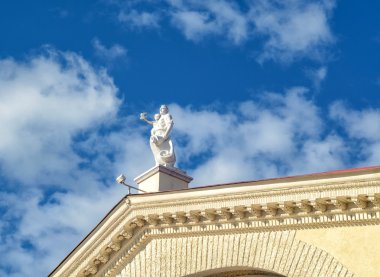 Alınlığın Kültür Sarayı'nın Minsk, Beyaz Rusya bulutlu gökyüzü karşı heykelleri ile