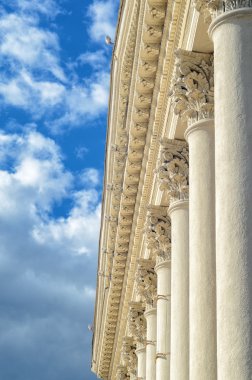 Colonnade Korinth ve bulutlu gökyüzü