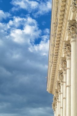 Colonnade Korinth ve bulutlu gökyüzü