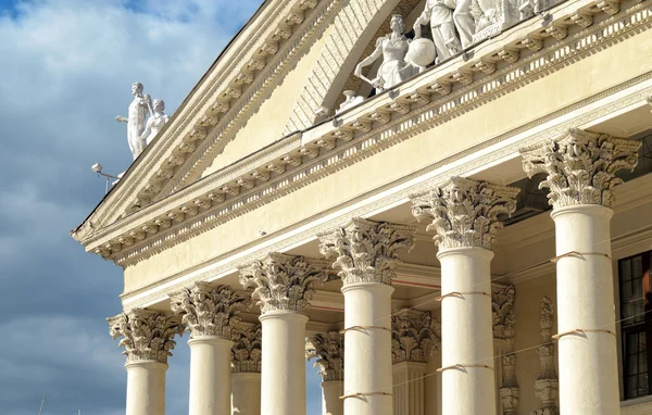 Alınlığın Kültür Sarayı'nın Minsk, Beyaz Rusya bulutlu gökyüzü karşı heykelleri ile